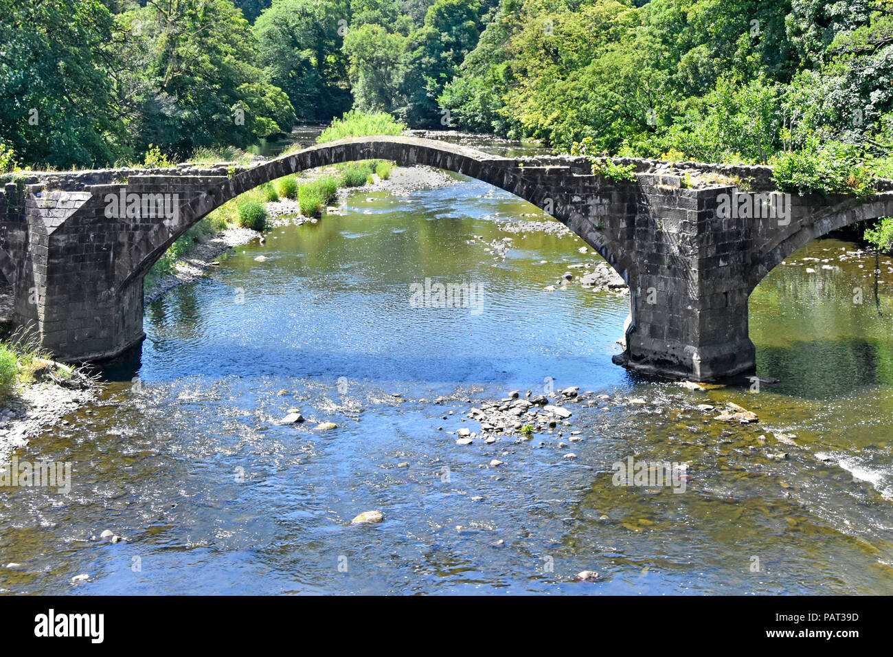 Vista dell'arco centrale costruito come stretto packhorse tre archi bridge & noto come Cromwells Ponte sul Fiume Hodder Hurst Green Lancashire England Regno Unito Foto Stock