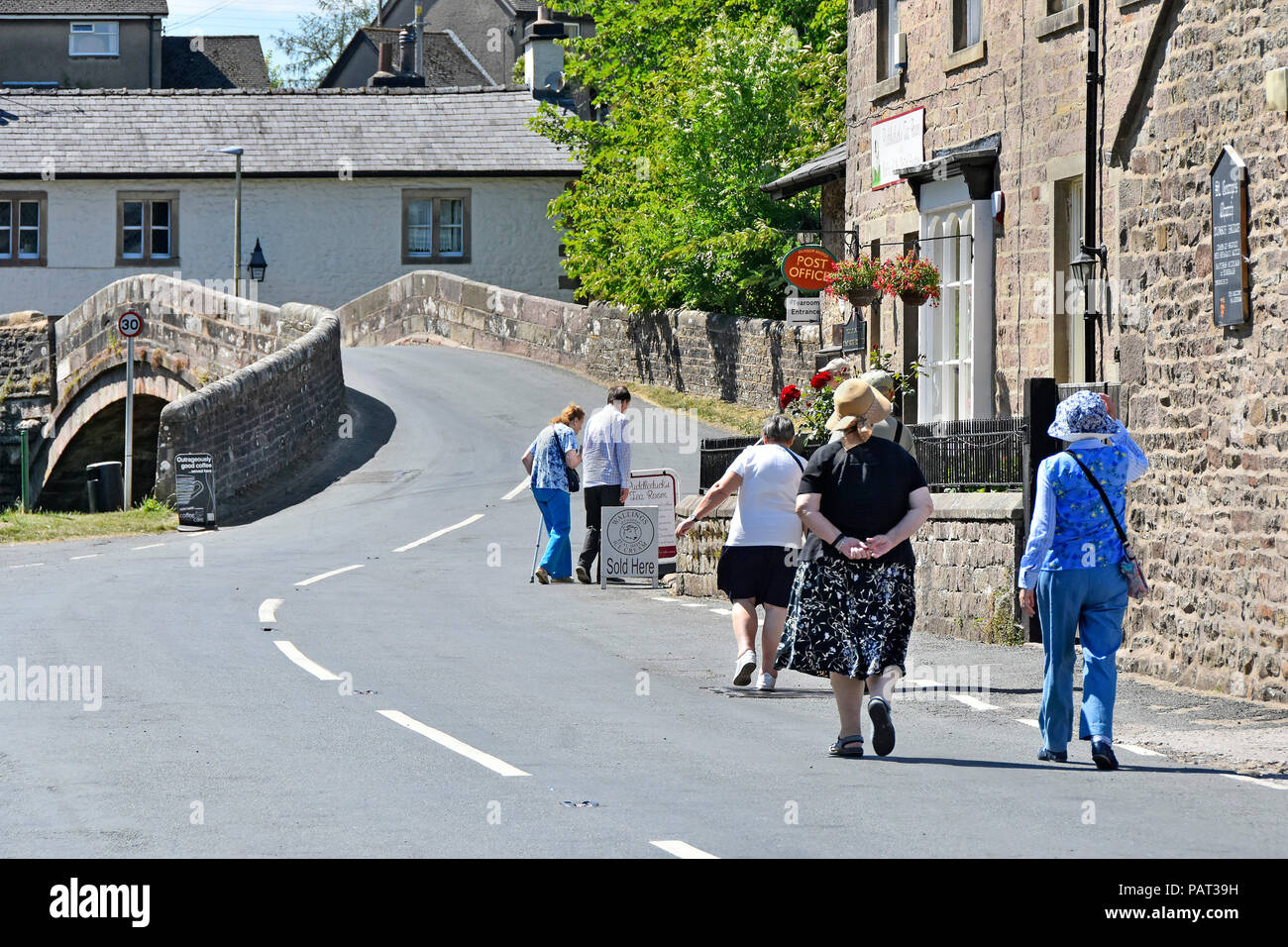 L'ufficio postale di Dunsop Bridge a Forest of Bowland Ribble Valley Lancashire sostiene i turisti che camminano in strada fuori dal negozio del villaggio inglese Inghilterra Regno Unito Foto Stock