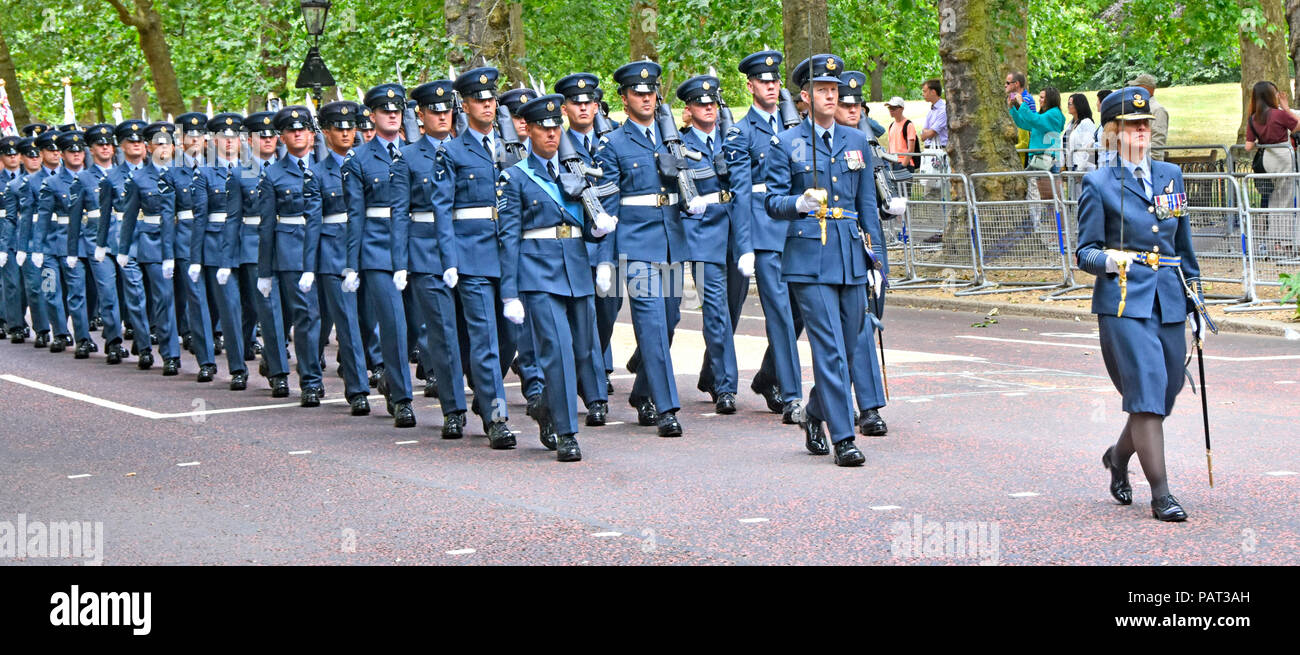 Gruppo capitano Anne-Marie Houghton prima donna leader del navigatore marching Royal Air Force personale al centenario parade & flypass Birdcage Walk london Foto Stock