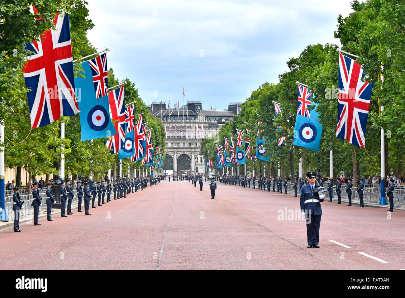 London street scene Royal Air Force il personale militare nel centro commerciale per il centenario parade europea bandiera & RAF ensign Admiralty Arch distante England Regno Unito Foto Stock