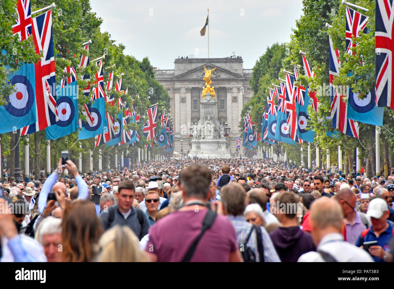 Folle di persone nel Mall London presso la Royal Air Force RAF centenario della scena di strada sfilata ed evento flypast Union Jack Flags Buckingham Palace Inghilterra Regno Unito Foto Stock