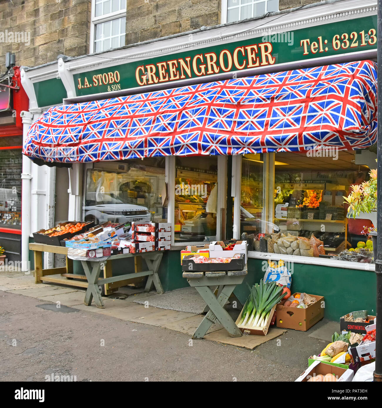 La spesa alimentare a ortolano patriottica colorato di bianco rosso e blu negozio finestra anteriore coperchio cieco villaggio inglese Corbridge Northumberland England Regno Unito Foto Stock