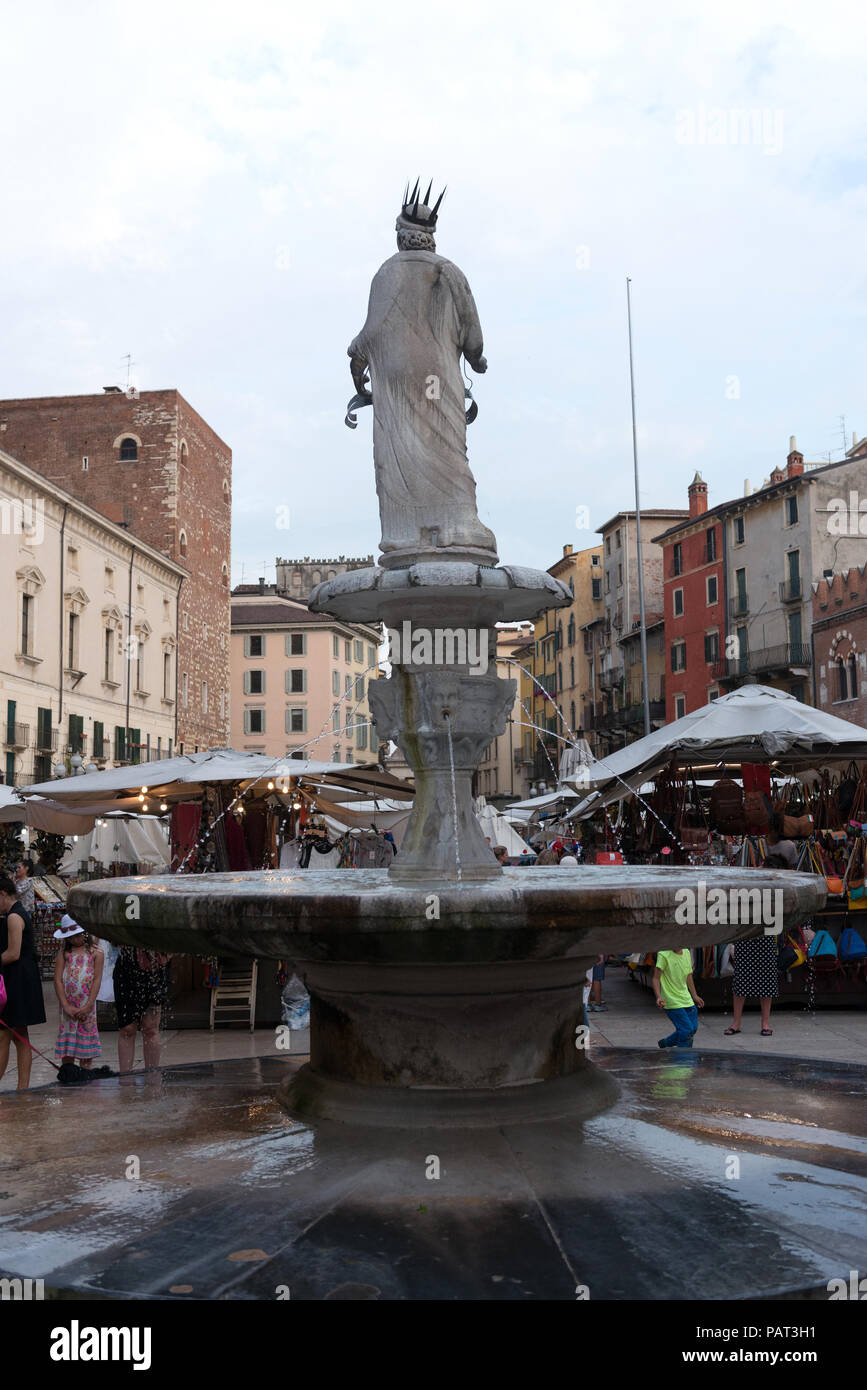 Piazza delle Erbe, Verona, Veneto, Italia Foto Stock