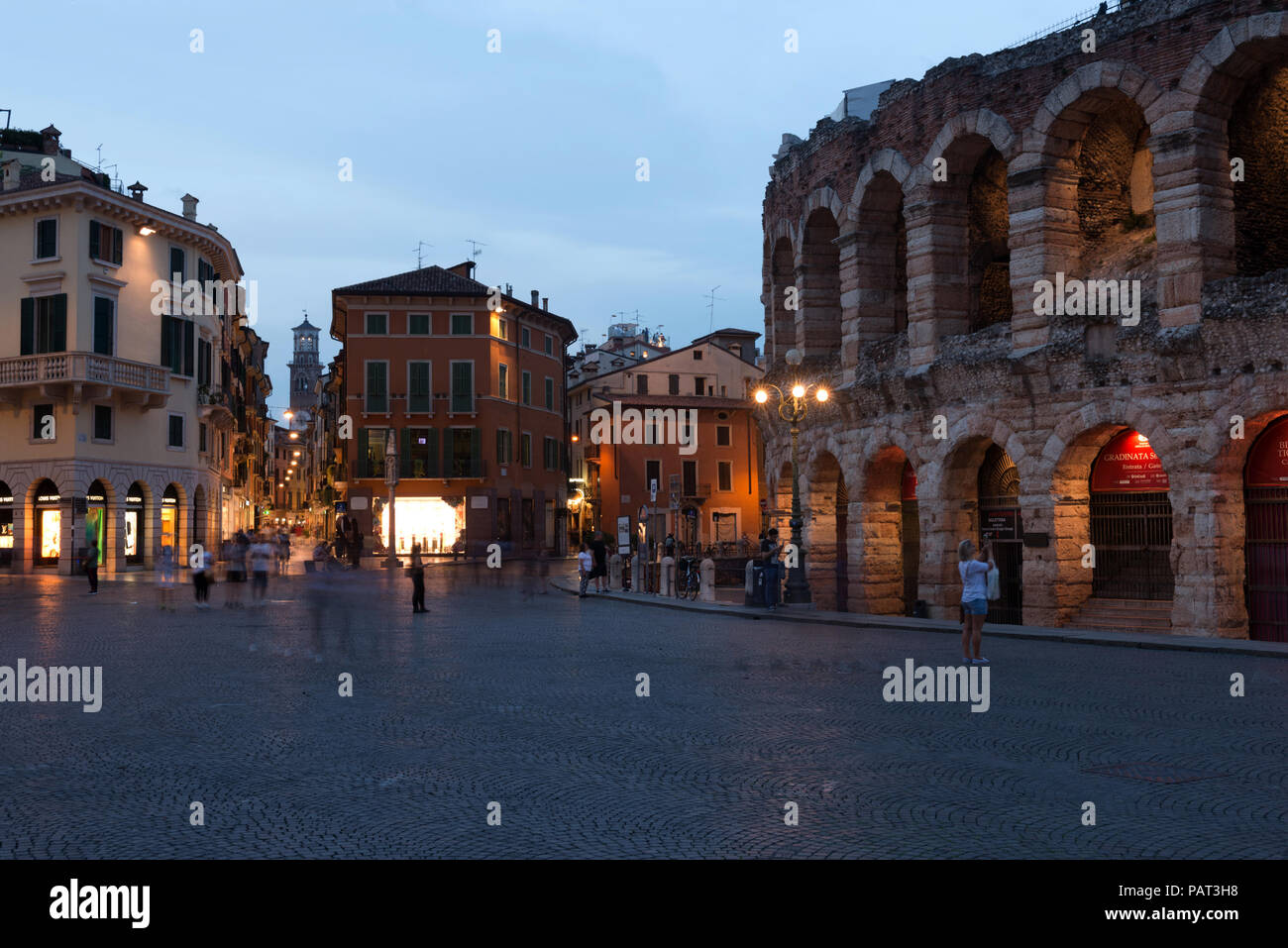 L'Arena di Verona,Piazza Bra in Verona Verona, Veneto, Italia Foto Stock