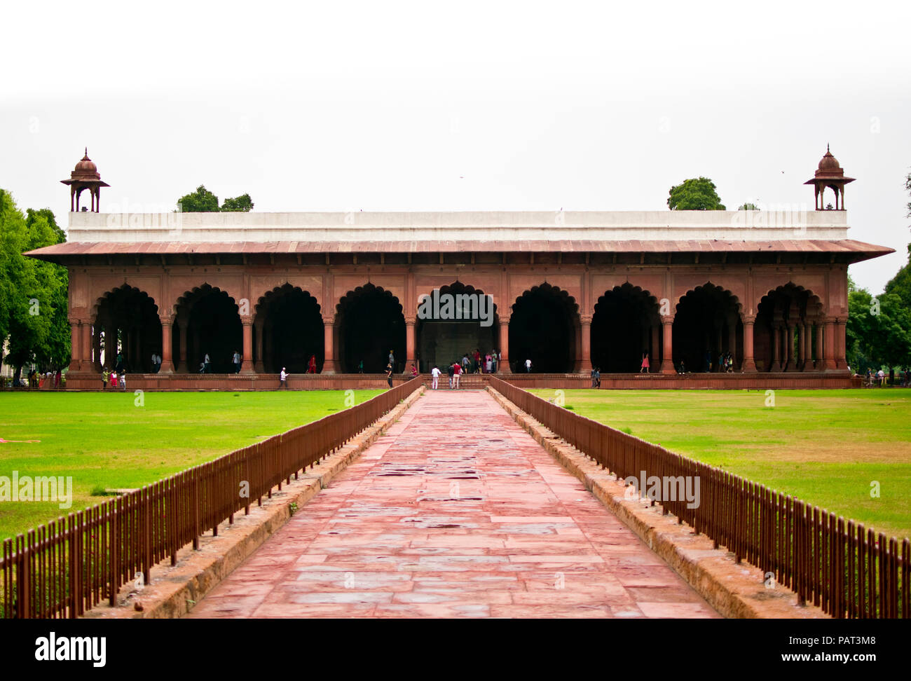 Il Forte Rosso è un forte storico nella città di Delhi in India. Fu la principale residenza degli imperatori della dinastia Mughal per quasi 200 anni. Foto Stock