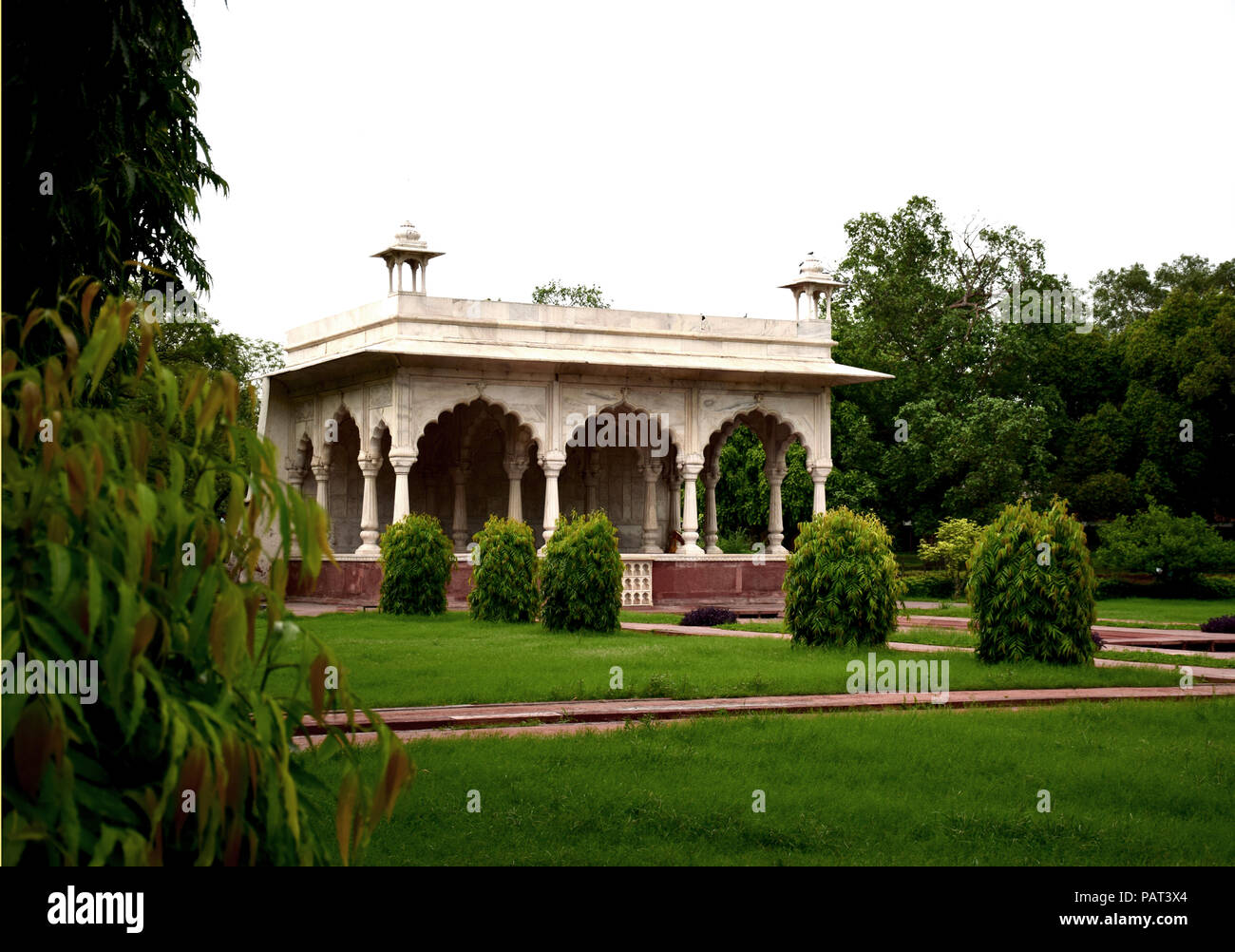 Il Forte Rosso è un forte storico nella città di Delhi in India. Fu la principale residenza degli imperatori della dinastia Mughal per quasi 200 anni. Foto Stock