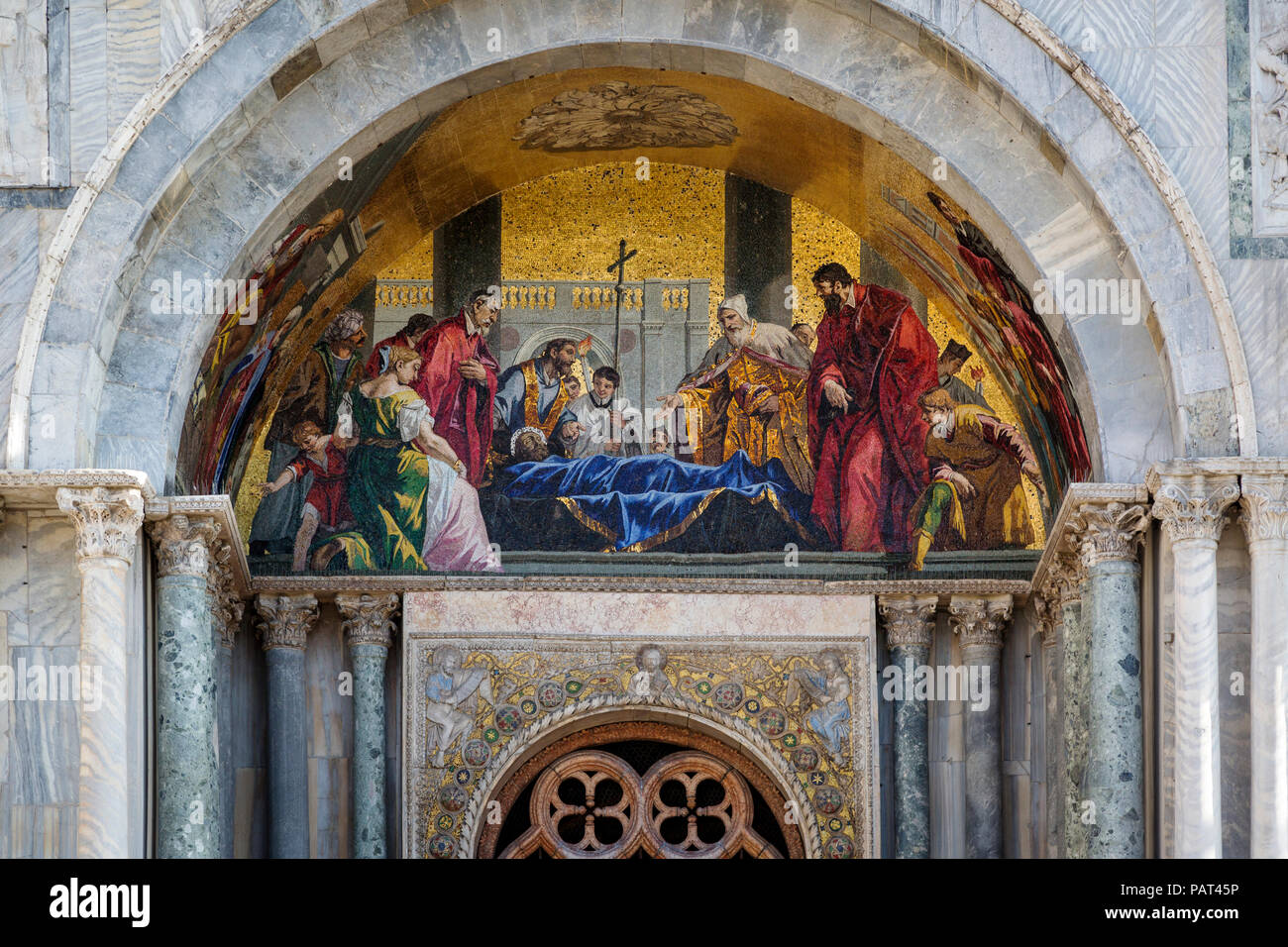 Mosaico sopra le porte di ingresso alla Basilica di San Marco, Piazza San Marco, Venezia, Veneto, Italia Foto Stock