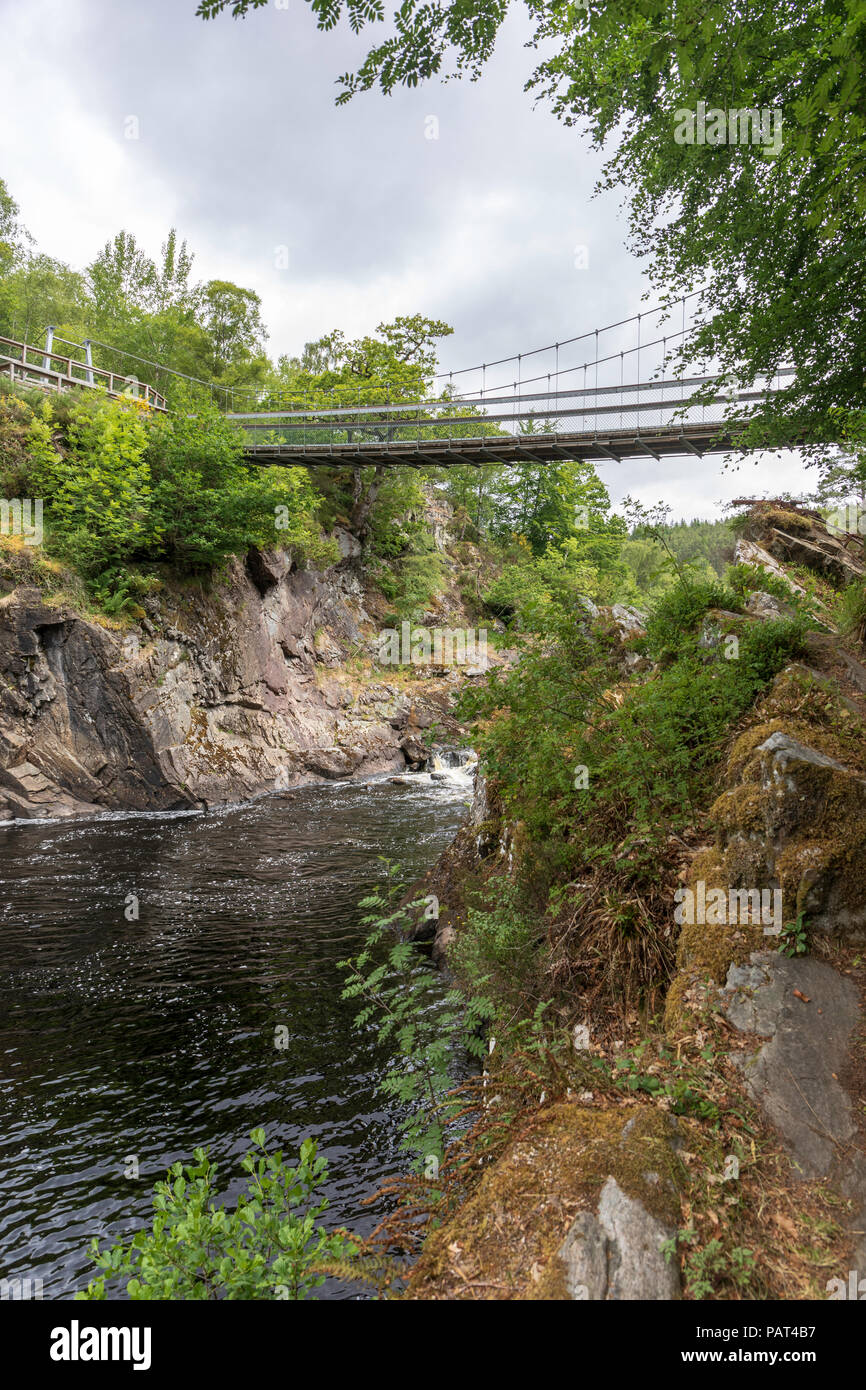 Il ponte del nero fiume di acqua al Rogie Falls, Strathpeffer, Scozia Foto Stock