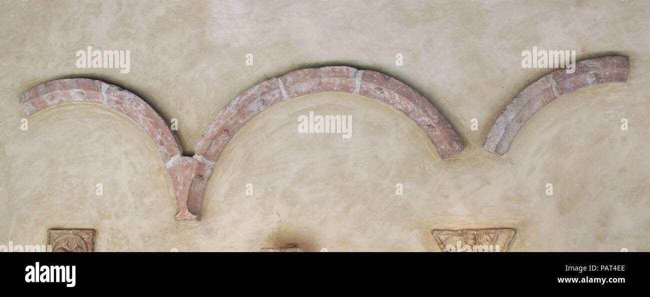 Spandrel con sezioni di arco. Cultura: catalano. Dimensioni: 25.120.603: 17 1/4 × 13 1/2 × 10 a. (43,8 × 34,3 × 25,4 cm) 25.120.982: 7 3/4 × 29 1/4 in. (19,7 × 74,3 cm) 25.120.983: 6 3/4 × 29 1/2 in. (17,1 × 74,9 cm) 25.120.984: 6 1/4 × 27 1/4 in. (15,9 × 69,2 cm) 25.120.985: 6 1/2 × 23 1/2 × 10 1/2 in. (16,5 × 59,7 × 26,7 cm) 25.120.986: 6 1/2 × 18 1/2 × 10 a. (16,5 × 47 × 25,4 cm) 25.120.987: 6 × 20 1/2 × 8 a. (15,2 × 52,1 × 20,3 cm) 25.120.988: 6 3/4 × 31 1/4 x 7 1/2 in. (17,1 × 79,4 × 19,1 cm). Data: ca. 1130-40. Museo: Metropolitan Museum of Art di New York, Stati Uniti d'America. Foto Stock