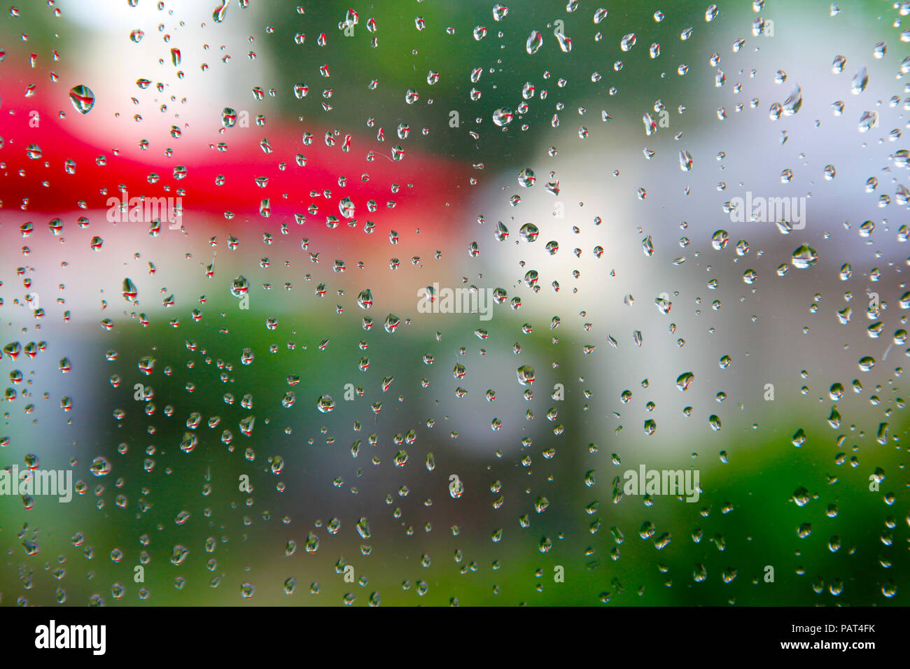 Gocce d'acqua sulla finestra; Foto Stock