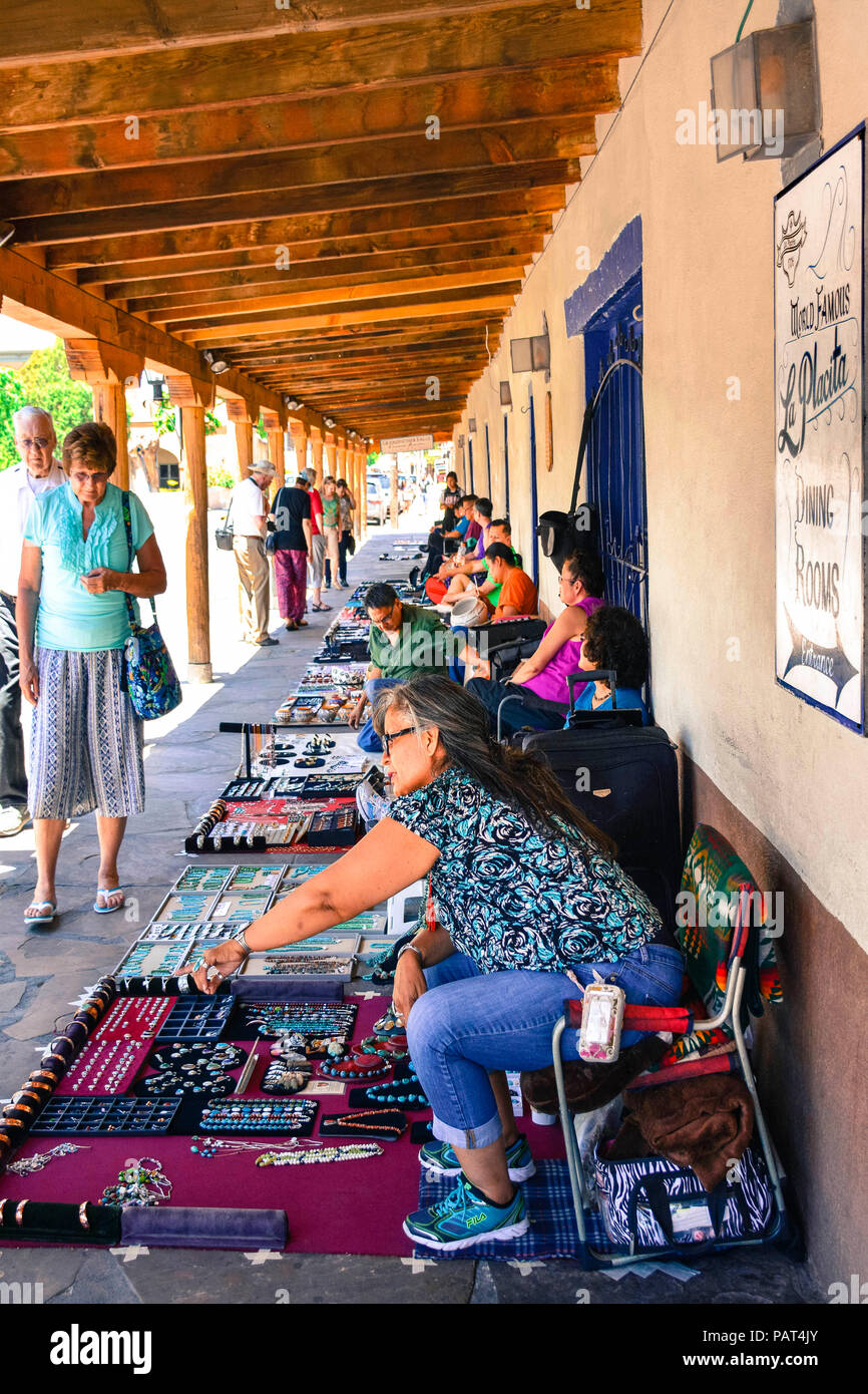 Enti locali nativi americani vendere la loro arte e gioielli ai turisti sotto il portico de La Placita ristorante in old town plaza di Albuquerque, NM Foto Stock