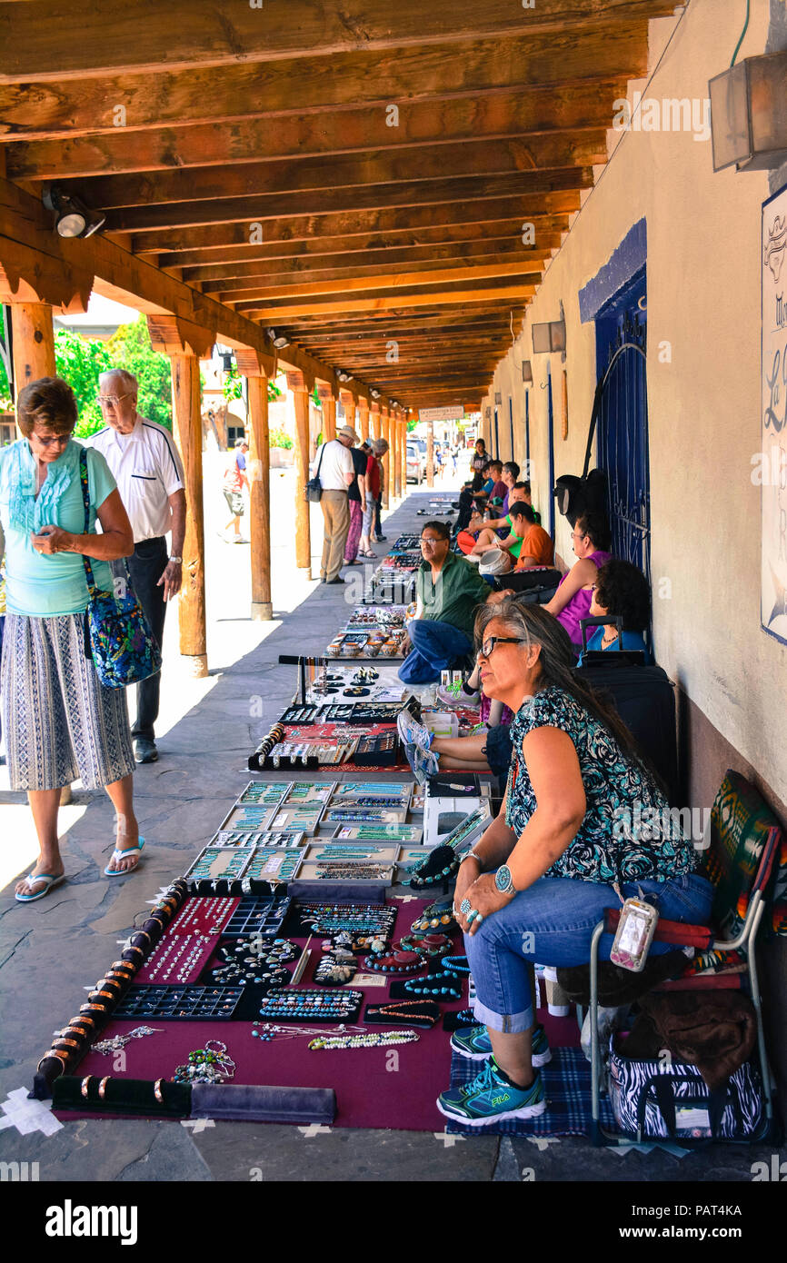 Enti locali nativi americani vendere la loro arte e gioielli ai turisti sotto il portico de La Placita ristorante in old town plaza di Albuquerque, NM Foto Stock