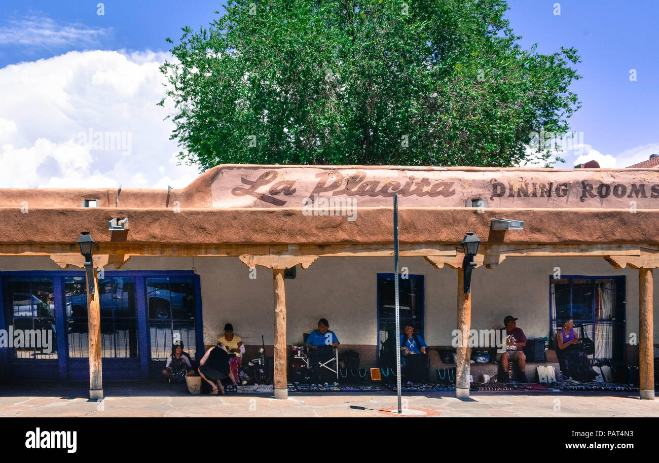 Vista dei nativi americani che vendono i loro articoli sotto il portico de La Placita Ristorante nella città vecchia Albuquerque, NM Foto Stock