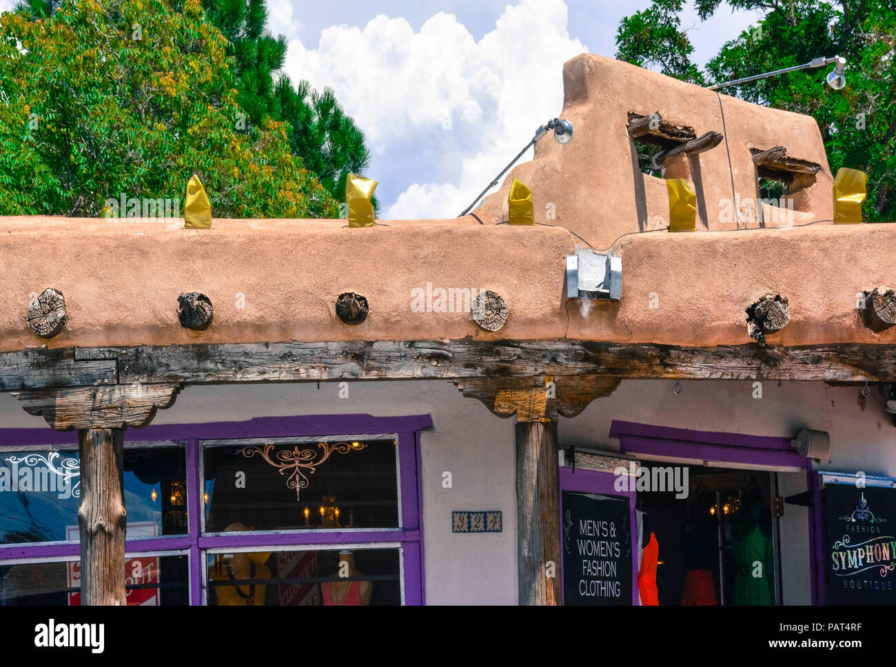Un vecchio weathered e funky adobe edificio con vigas e il portico vende maschile e femminile delle mode e dei doni in old town Albuquerque, NM Foto Stock