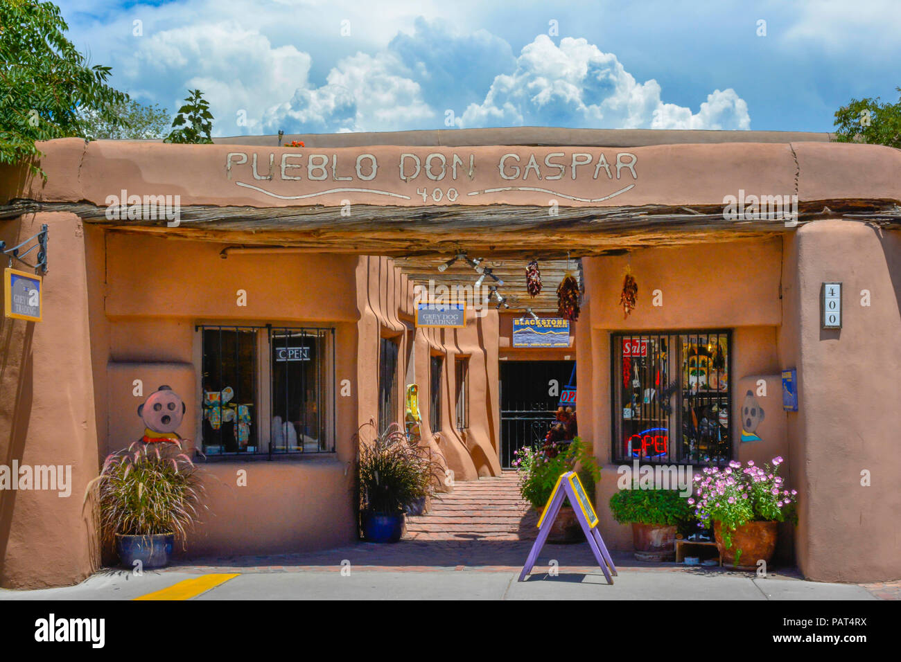 Un invitante adobe vecchio edificio ospita negozi e ristoranti nella città vecchia Albuquerque, NM Foto Stock