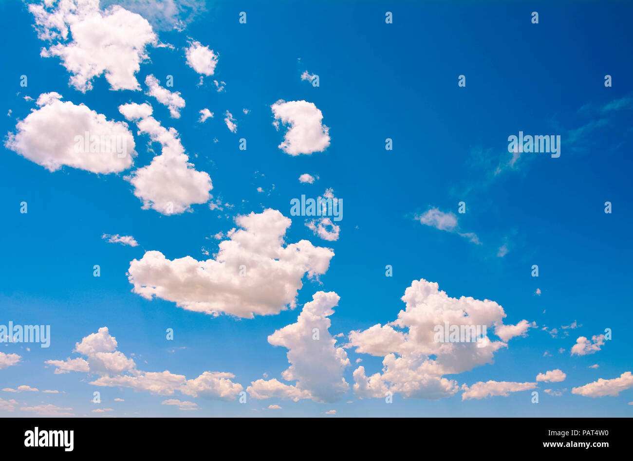 Una vista del cielo di orizzonte pieno di lontani soffici nuvole contro graduate cielo blu Foto Stock