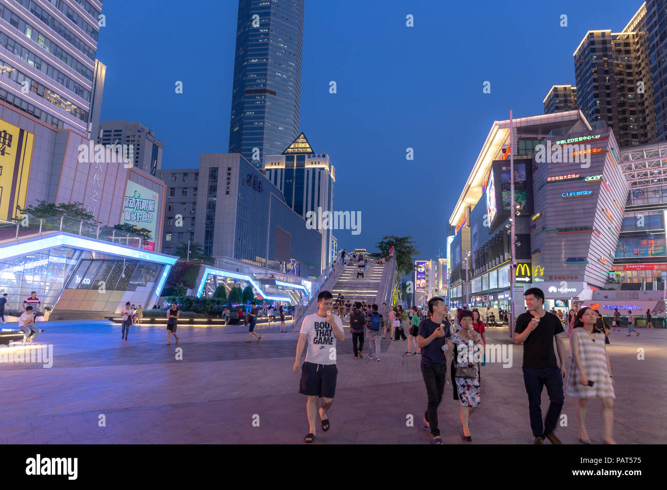 Luglio 21, 2018-Shenzhen, Cina: persone a piedi la passeggiata in Huaqiangbei di notte, i mondi più grande mercato elettronico Foto Stock