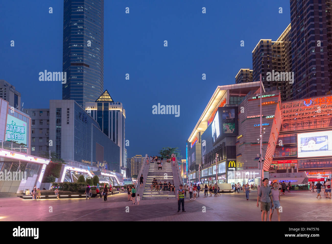 Luglio 21, 2018-Shenzhen, Cina: persone a piedi la passeggiata in Huaqiangbei di notte, i mondi più grande mercato elettronico Foto Stock