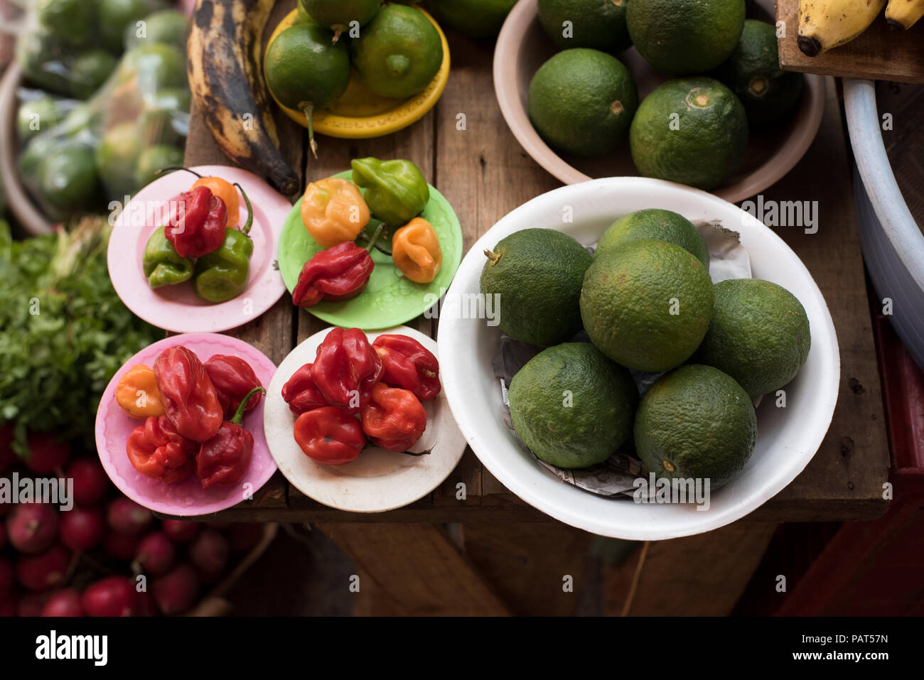 Lime e peperoncino habanero nel mercato del sud del Messico Foto Stock