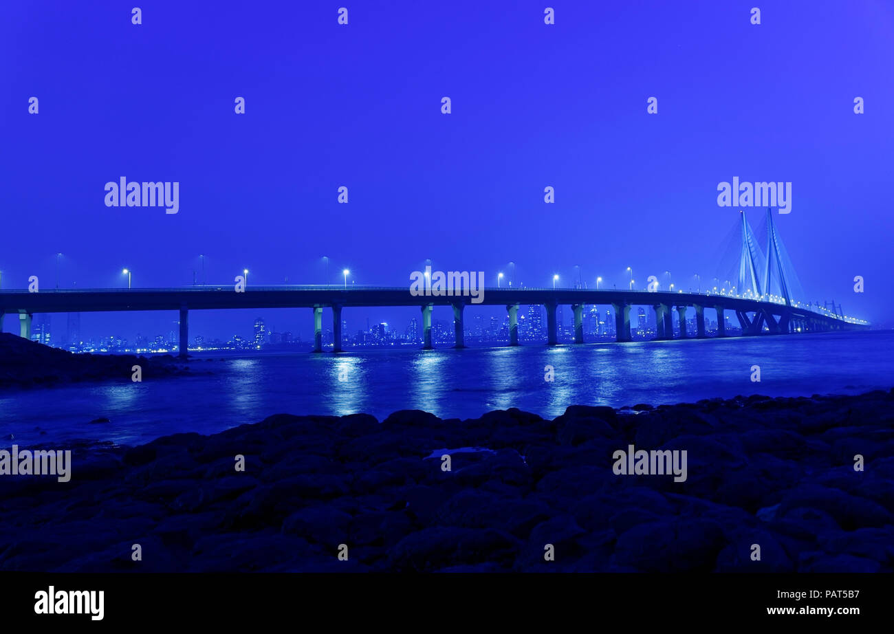 Bandra Worli sea link conosciuto anche come Rajiv Gandhi link sul mare, a tarda sera, Mumbai, India. Foto Stock