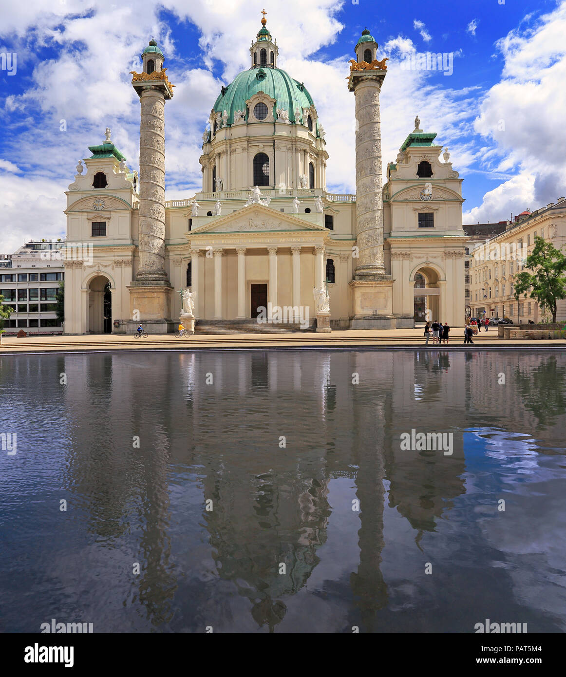 Karlskirche (St. Charles' Chiesa) con riflessi nell'acqua a Vienna, in Austria Foto Stock