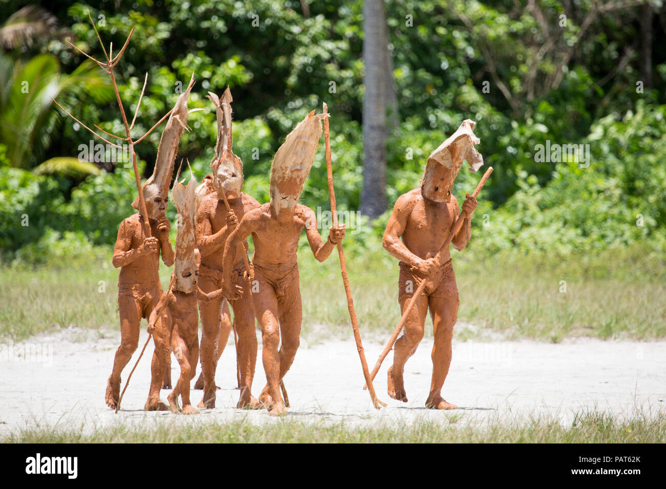 Isole Salomone, Makira-Ulawa Provincia, Owaraha aka Santa Ana, tradizionale fango uomini danza di guerra. Foto Stock