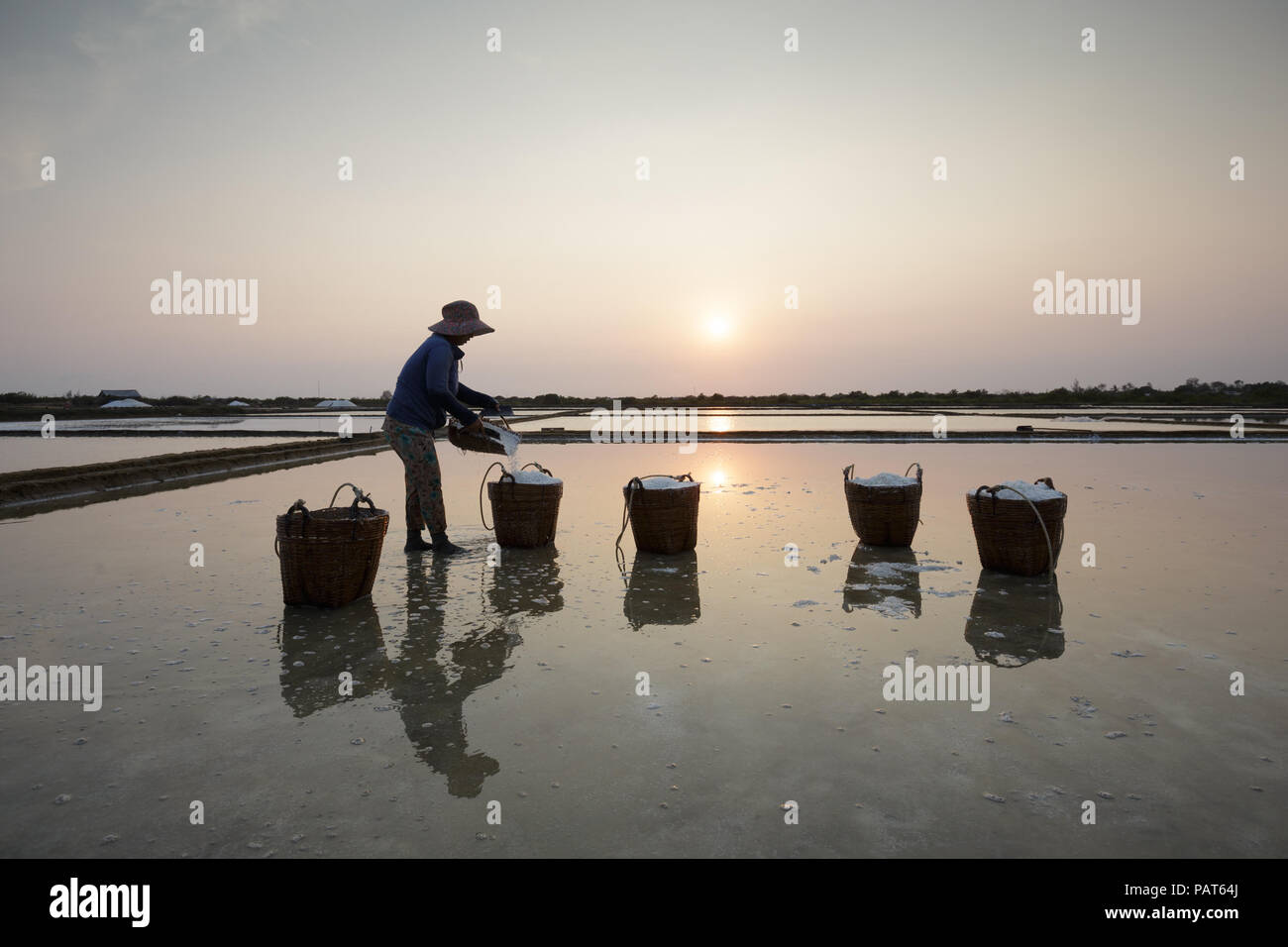 Le persone che lavorano sul campo di sale in Can Gio, Vietnam del Sud. Foto Stock