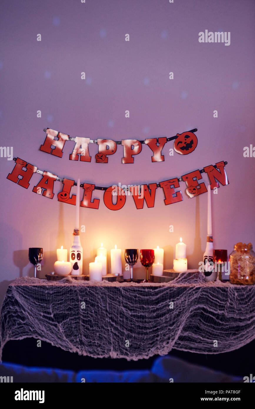 Interno di una casa, decorata per la festa di Halloween Foto Stock