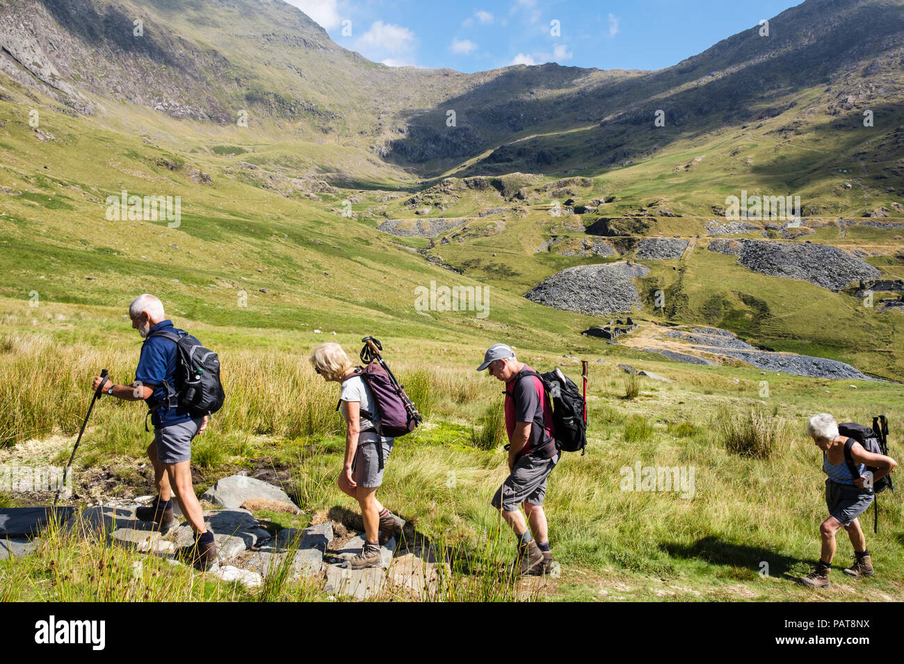 Gli escursionisti Senior escursionismo sul percorso di Snowdon cresta sud nelle montagne del Parco Nazionale di Snowdonia (Eryri). Bethania, Cwm Llan, Gwynedd, Wales, Regno Unito, Gran Bretagna Foto Stock