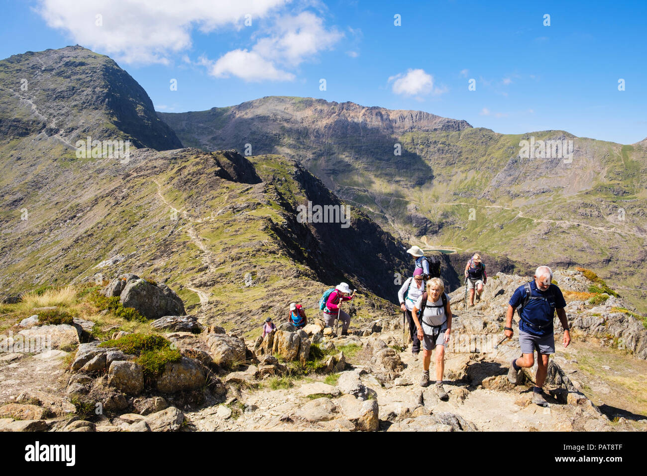 Gli escursionisti trekking sul Sentiero di montagna fino Y Lliwedd da Mt Snowdon nelle montagne del Parco Nazionale di Snowdonia (Eryri) in estate sopra Cwm Llan Gwynedd Wales UK Foto Stock