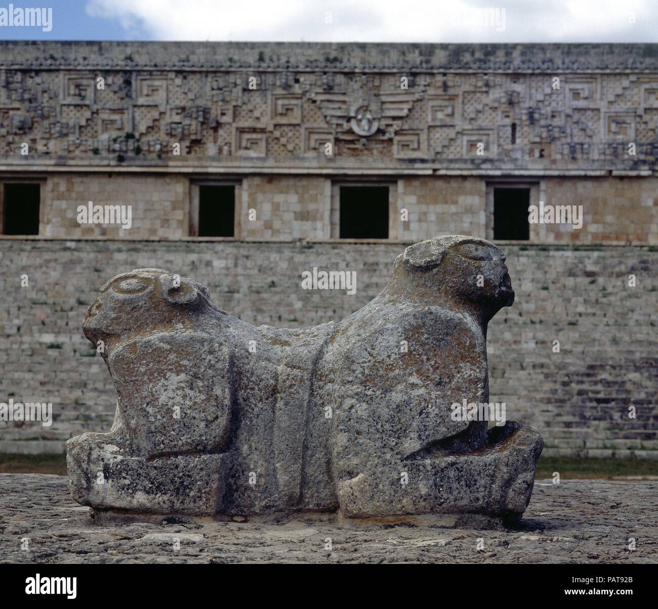 TRONO DEL JAGUAR BICEFALO EN EL PATIO DEL PALACIO DEL GOBERNADOR. Posizione: CASA DEL GOBERNADOR, UXMAL, CIUDAD DE MEXICO. Foto Stock