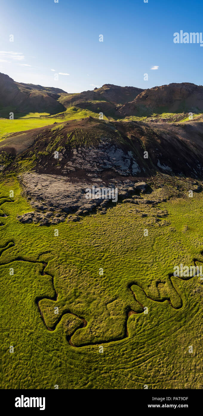 Antenna- il letto del fiume paesaggio dal Lago Djupavatn, penisola di Reykjanes, Islanda. Questa immagine viene girato utilizzando un drone. Foto Stock