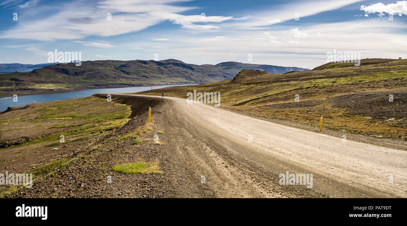 Vuoto non asfaltate Road, West fiordi, Islanda. Foto Stock