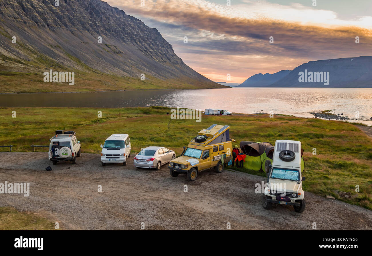 Auto parcheggiata a Dynjandisvogur bay Area Dynjandi, West fiordi, Islanda Foto Stock
