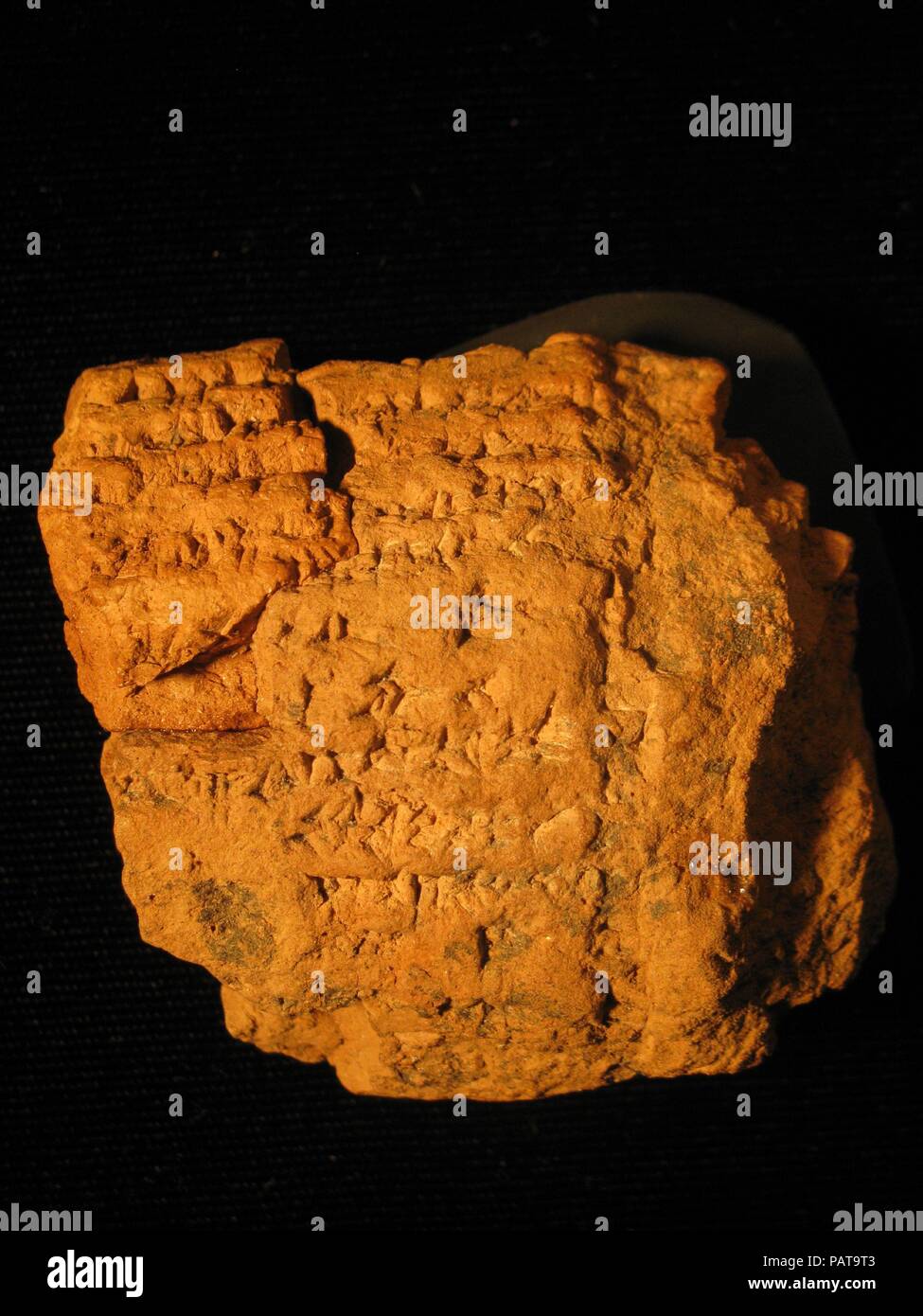 Frammento di una argilla solida canna cilindro inscritto con un inno non identificato. Dimensioni: 2.17 x 2.24 x 1.22 in. (5,5 x 5,7 x 2,85 cm). Data: ca. metà-1st millennio A.C. Museo: Metropolitan Museum of Art di New York, Stati Uniti d'America. Foto Stock