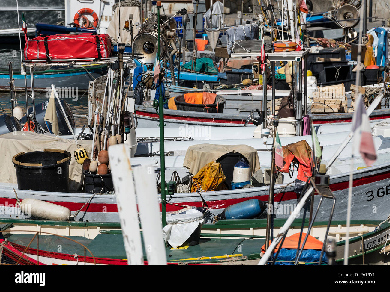 Rustico, la pesca barche ormeggiate in porto, Camogli, Liguria, Italia. Foto Stock