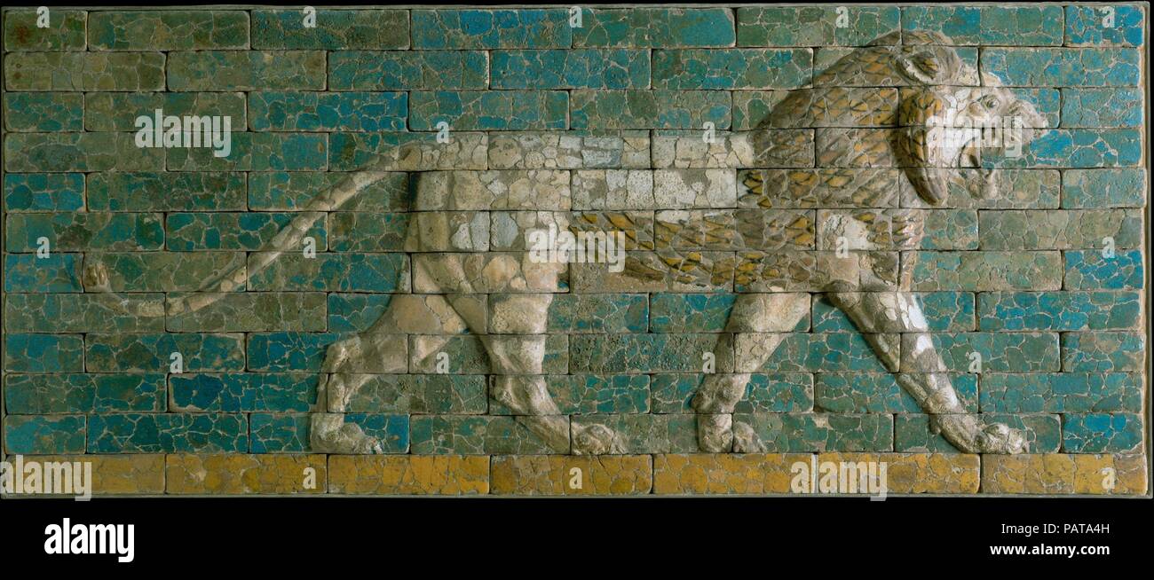 Pannello con estensione lion. Cultura: babilonese. Dimensioni: H. 38 1/4 in. (97,2 cm). Data: ca. 604-562 A.C. L'Impero Assiro cadde prima che il combinato di assalti dei babilonesi e Medes in 614 e 612 A.C. In dell'impero giorni finali, Nabopolassar (r. 625-605 a.C.), che era stato in servizio assira, stabilito una nuova dinastia con la sua capitale a Babilonia. Durante il regno di suo figlio, Nabucodònosor II (r. 604-562 a.C.), l'impero Neo-Babylonian ha raggiunto il suo picco. Questa è stata in gran parte attribuibile a Nabucodònosor, capacità come uno statista e generale. Egli ha mantenuto relazioni amichevoli con la med Foto Stock