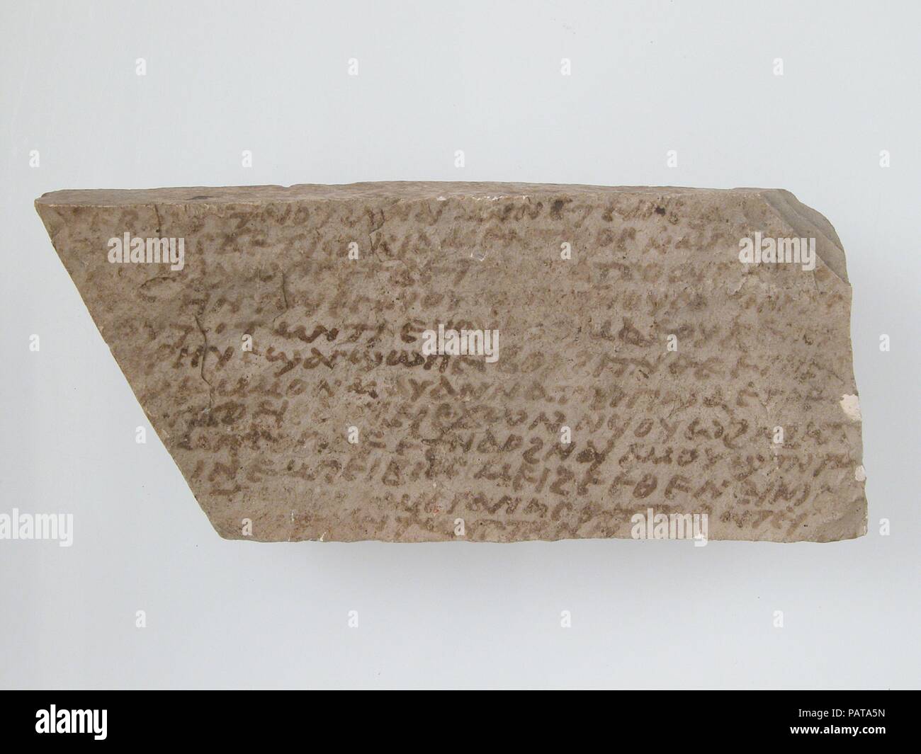 Ostrakon. Cultura: copto. Dimensioni: 5 5/16 x 2 1/8 in. (13,5 x 5,4 cm). Data: 7. secolo. Museo: Metropolitan Museum of Art di New York, Stati Uniti d'America. Foto Stock