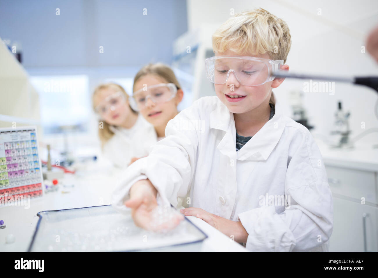 Gli studenti nella classe di scienze sperimentando Foto Stock