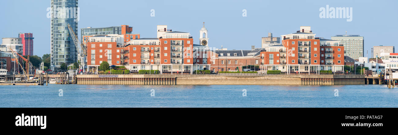 Moderni appartamenti residenziali a Gunwharf Quays a Portsmouth, Hampshire, Inghilterra, Regno Unito. Moderno in mattoni rossi appartamenti. Pano. Panoramica. Foto Stock