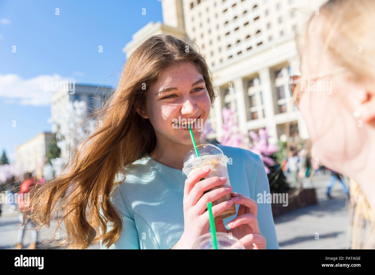 La Russia, Mosca, ragazze adolescenti bere un deliziosi frappé in città Foto Stock