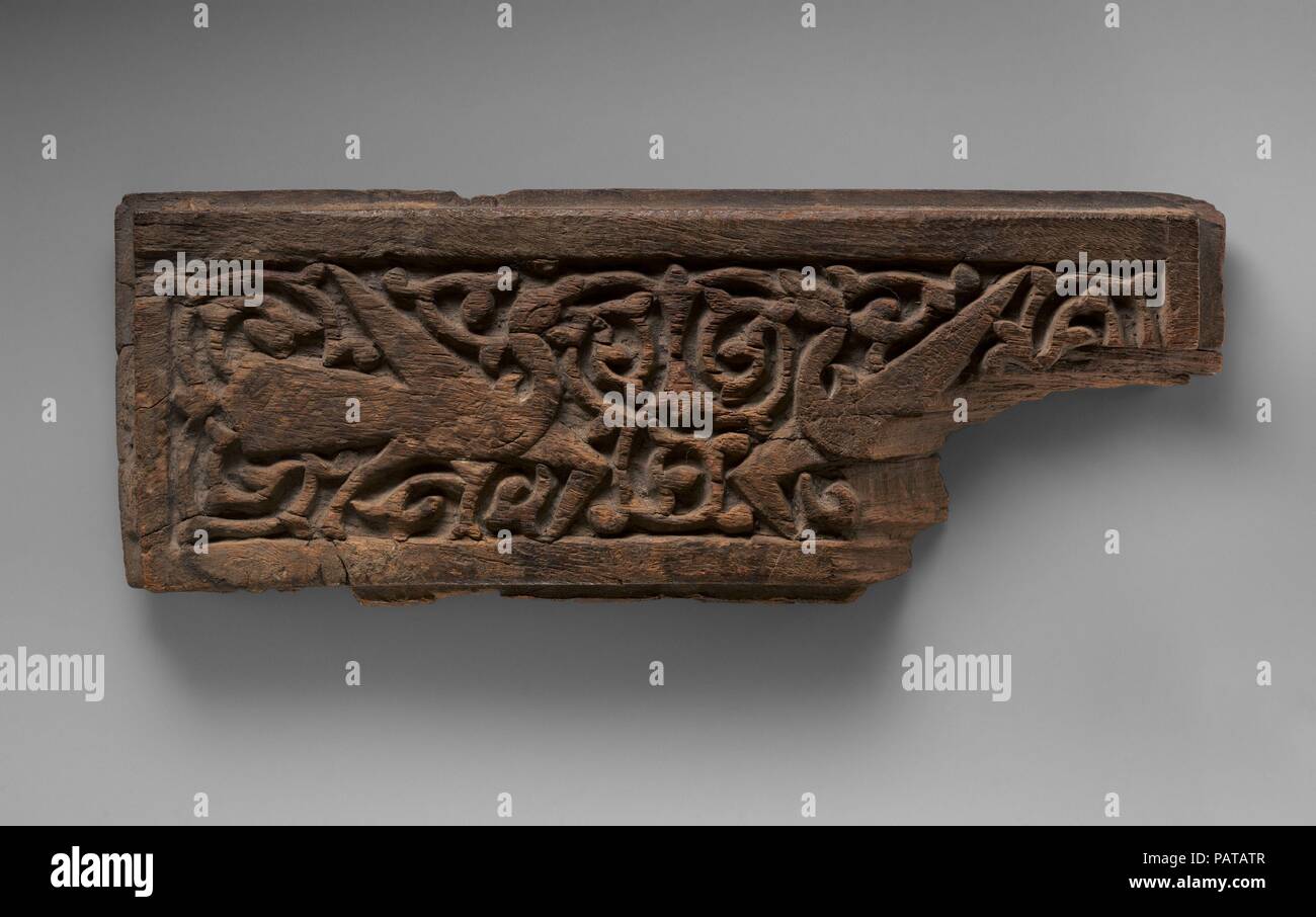 Frammento di legno intagliato pannello con due uccelli. Data: XI-XII secolo. I due uccelli su questo pannello hanno gambe lunghe e sono mostrati come se aprendo le loro ali; la loro ampia coda suggerisce che essi possono essere pavoni. Di dimensioni simili pannelli rettangolari con rappresentazione figurale sono state largamente impiegate nel campo architettonico mobili e di Fatimid Ayyubide Cairo, per esempio nelle porte o chiese' schermate. La più vicina in parallelo per questo esempio è una schermata dal Sitt Barbara chiesa al Cairo (eventualmente realizzato nel 1072-75). Museo: Metropolitan Museum of Art di New York, Stati Uniti d'America. Foto Stock