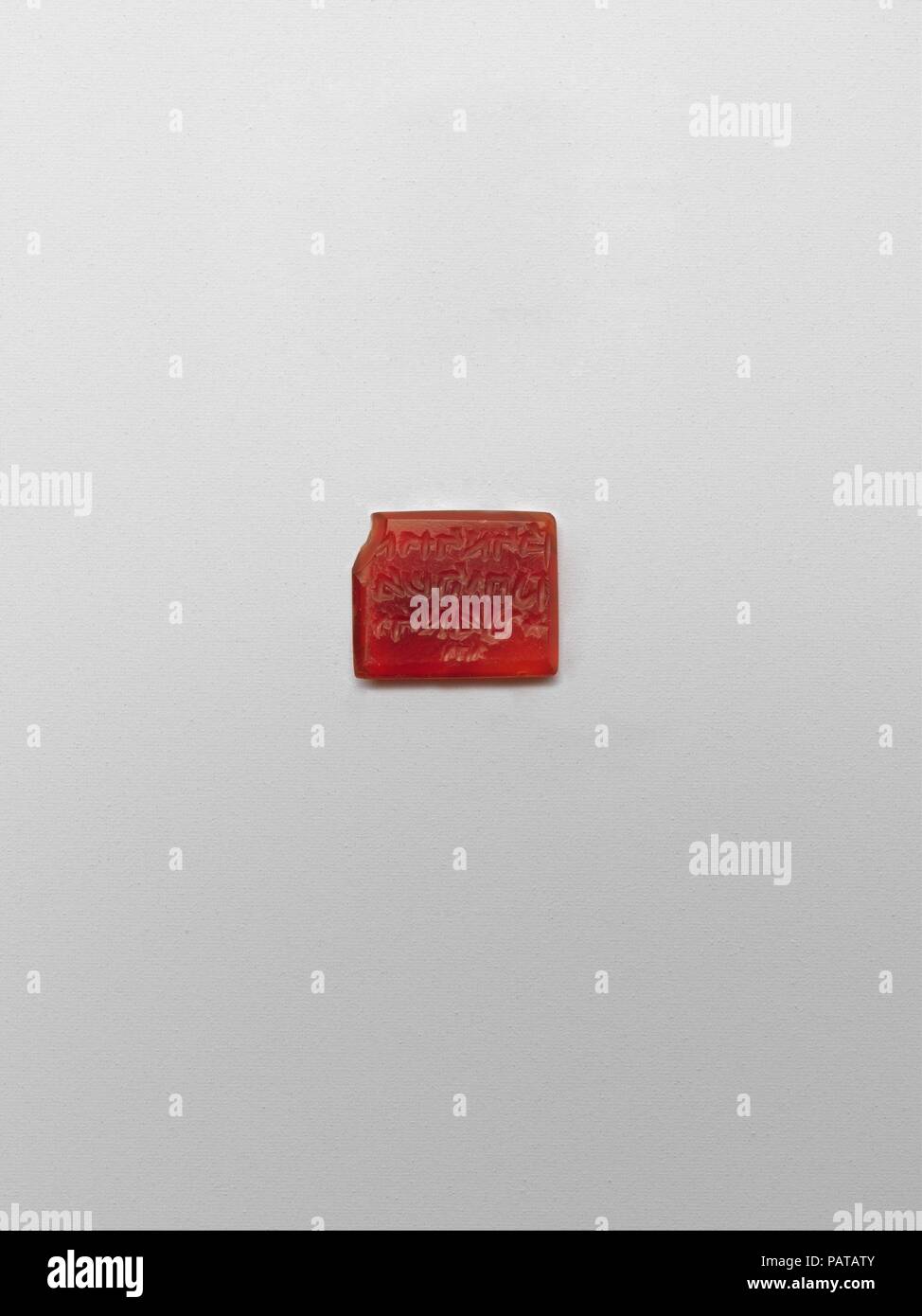 Guarnizione con iscrizione ebraica. Dimensioni: H. 1/16 in. (0.1 cm) W. 1/2 in. (1.2 cm) D: 1/16 in. (0,2 cm). Data: 10th-11secolo. Il testo ebraico di questa guarnizione dà il nome della guarnizione del proprietario, il nome del padre, e la parola " preparati " o " Moda "," seguita dalle lettere y-h-. Una proposta è che questo è il nome arabo Yahya, ma ci sono altre note guarnizioni ebraico che terminano con la frase "ay Yahweh abbi pietà " o " Il lavoro di Yahweh" che può essere la frase qui incluso. Non sappiamo se la ricerca di questa guarnizione testimonia l esistenza di una comunità ebraica in undicesima-cen Foto Stock