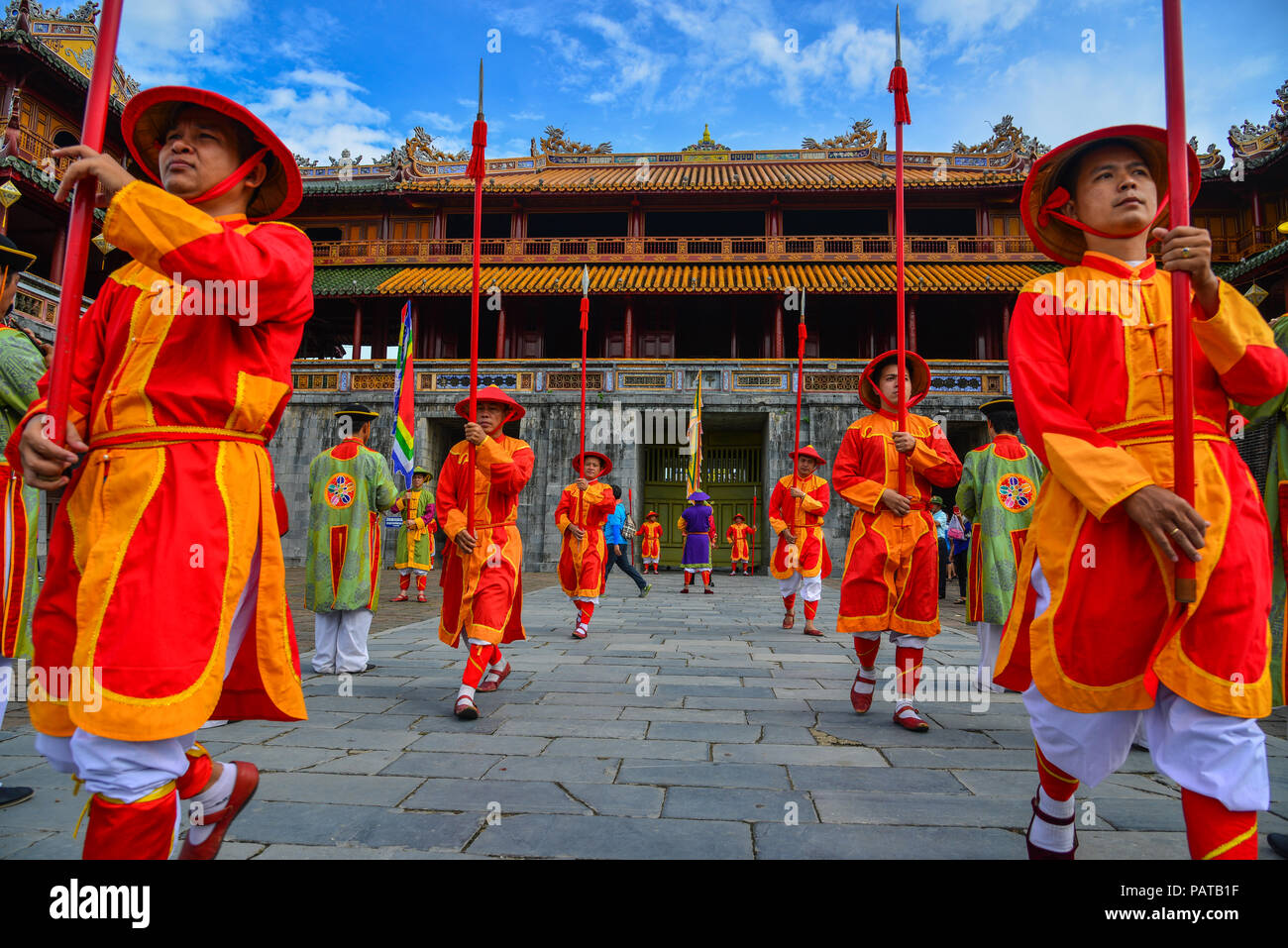 Hue, Vietnam - 21 lug 2018. Il royal la sfilata delle Guardie a marciare per la tonalità città imperiale (Cittadella) per il cambiamento delle protezioni cermony. Foto Stock