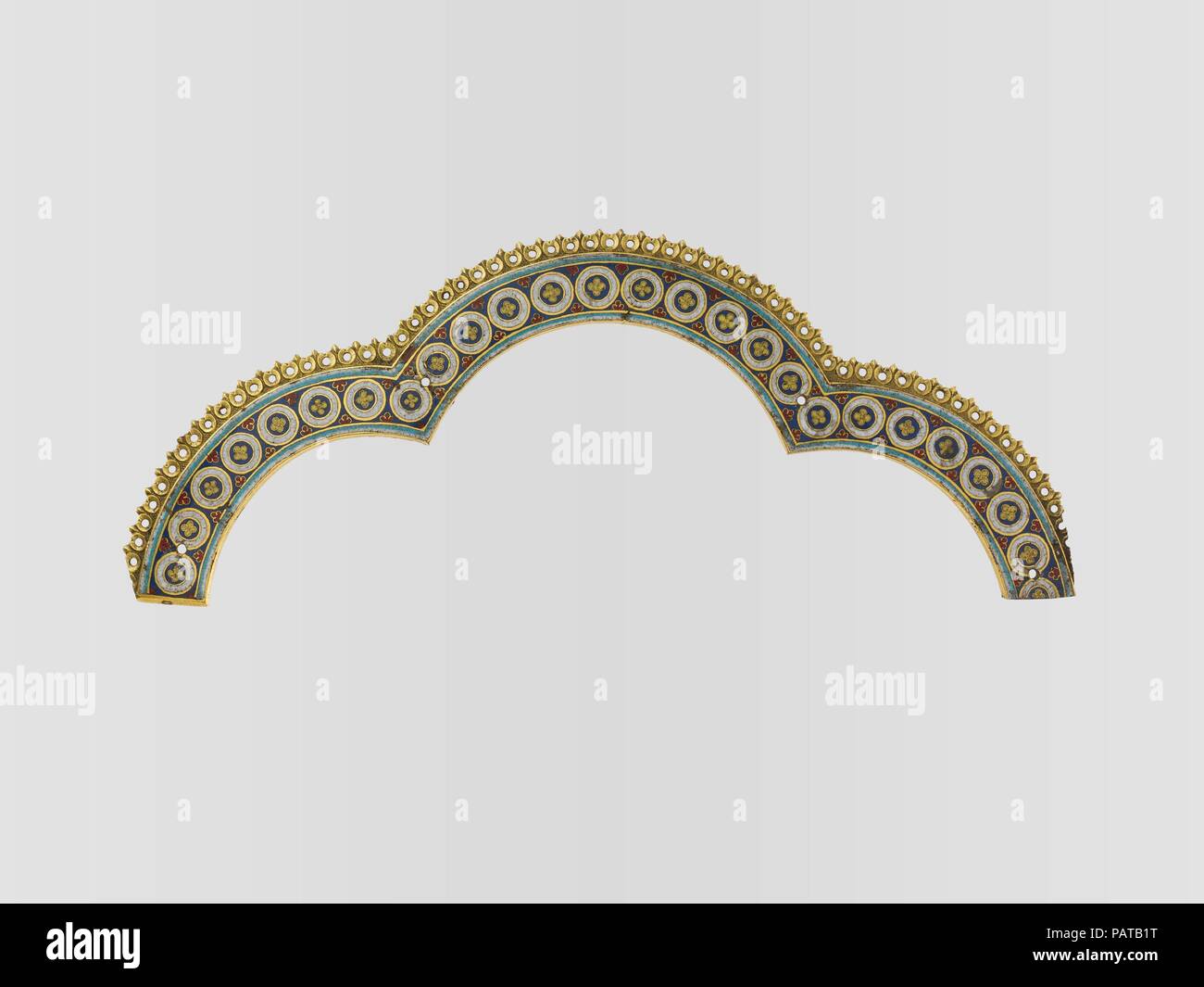 Tri-Lobed Arch da un reliquiario Santuario. Artista: Nicola di Verdun e seguaci di Colonia. Cultura: tedesco. Dimensioni: complessivo: 4 1/4 x 11 x 1/8 in. (10,8 x 27,9 x 0,3 cm) di larghezza di banda: 1 1/16 x 1/8 in. (2,7 x 0,3 cm). Data: ca. 1200. Un massiccio, golden santuario nella cattedrale di Colonia contiene le reliquie credeva di essere della biblica dei tre re che hanno portato i doni di oro, incenso e mirra al Bambino Gesù. Le reliquie sono state acquisite a Milano nel 1164, e l'orafo Nicola di Verdun è stato incaricato di creare uno dei più ambiziosi reliquiari in Europa. Questo piccolo arco che viene fornito Foto Stock