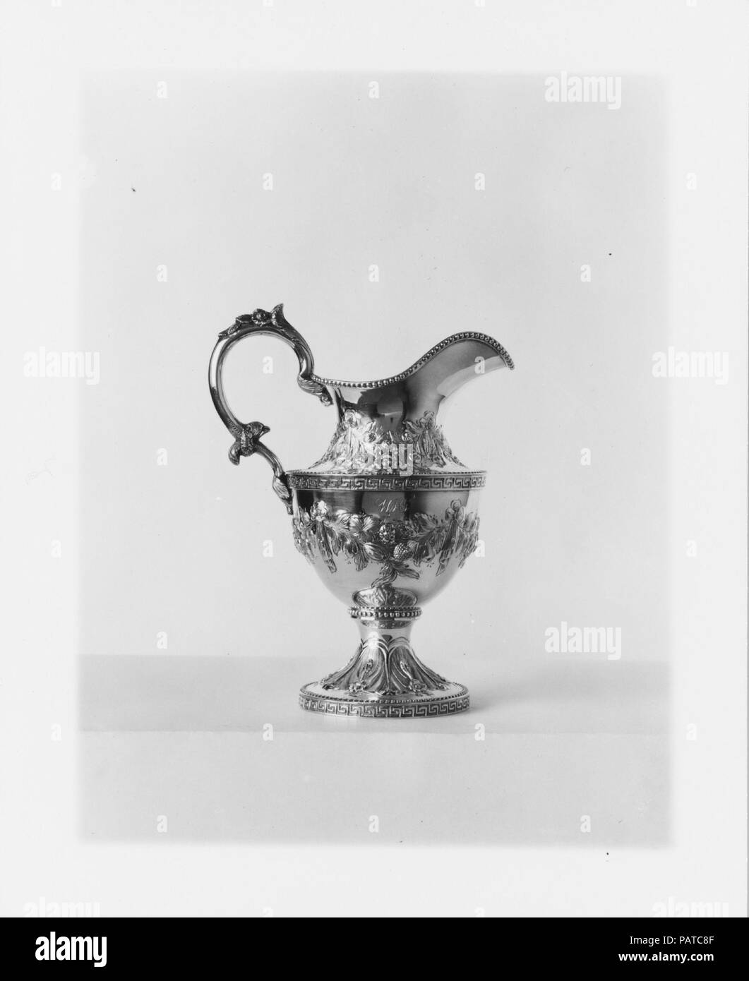 Creamer. Cultura: American. Dimensioni: complessivo: 8 11/16 x 6 9/16 x 4 5/16 in. (22,1 x 16,7 x 11 cm); 16 oz. 6 dwt. (506.8 g) piedi: Diam. 3 5/8 in. (9.2 cm). Autore: Robert e William Wilson (active ca. 1825-ca.1846). Data: 1835-45. Museo: Metropolitan Museum of Art di New York, Stati Uniti d'America. Foto Stock Creamer. Cultura: American. Dimensioni: complessivo: 8 11/16 x 6 9/16 x 4 5/16 in. (22,1 x 16,7 x 11 cm); 16 oz. 6 dwt. (506.8 g) piedi: Diam. 3 5/8 in. (9.2 cm). Autore: Robert e William Wilson (active ca. 1825-ca.1846). Data: 1835-45. Museo: Metropolitan Museum of Art di New York, Stati Uniti d'America. Foto Stock