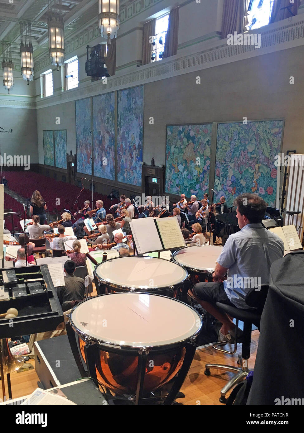 Orchestra ripassando a Brangwyn Hall a Swansea Foto Stock