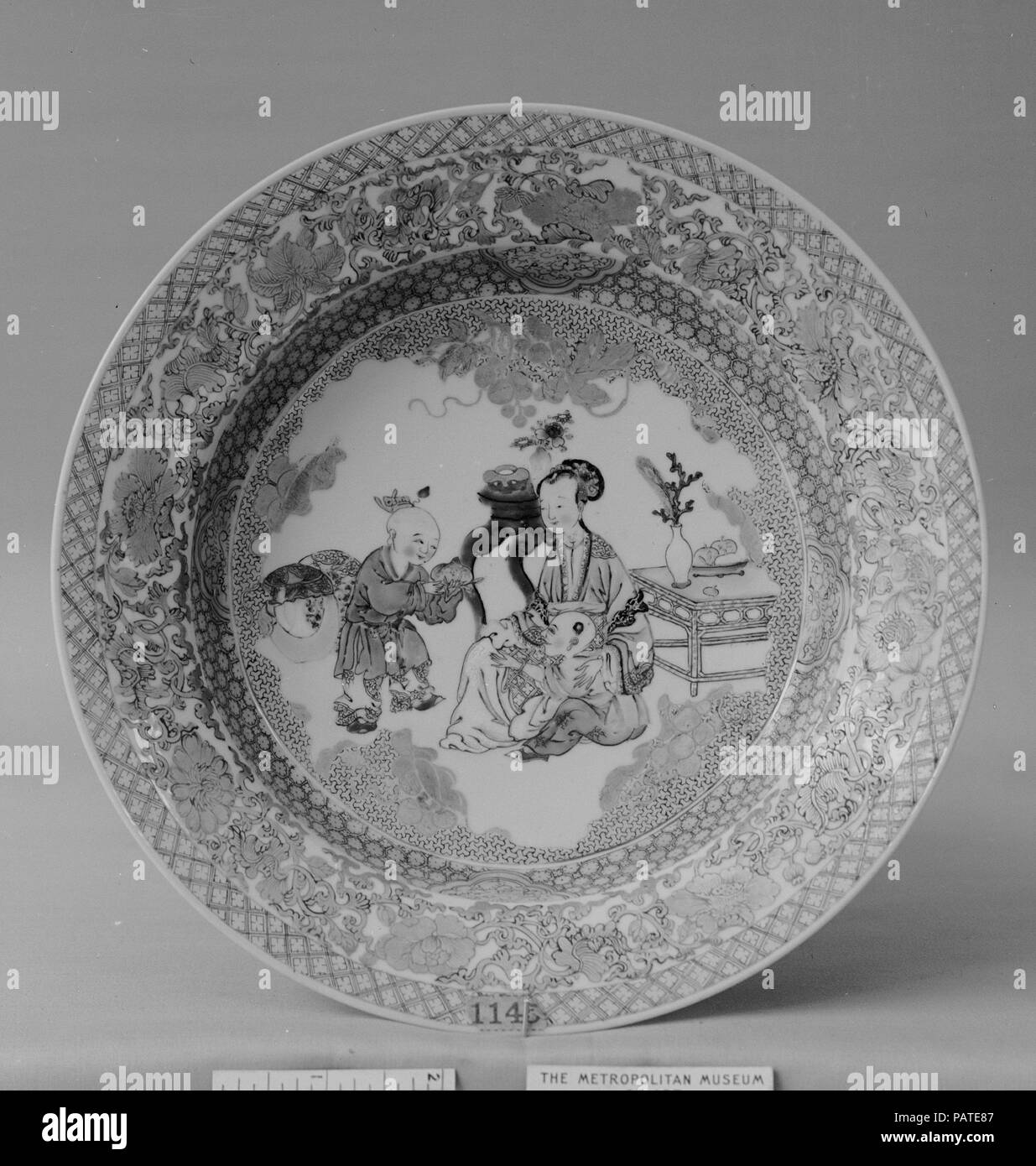 Piastra. Cultura: la Cina. Dimensioni: diam. 8 3/8 in. (21,3 cm). Data: ca. 1730-50. Museo: Metropolitan Museum of Art di New York, Stati Uniti d'America. Foto Stock