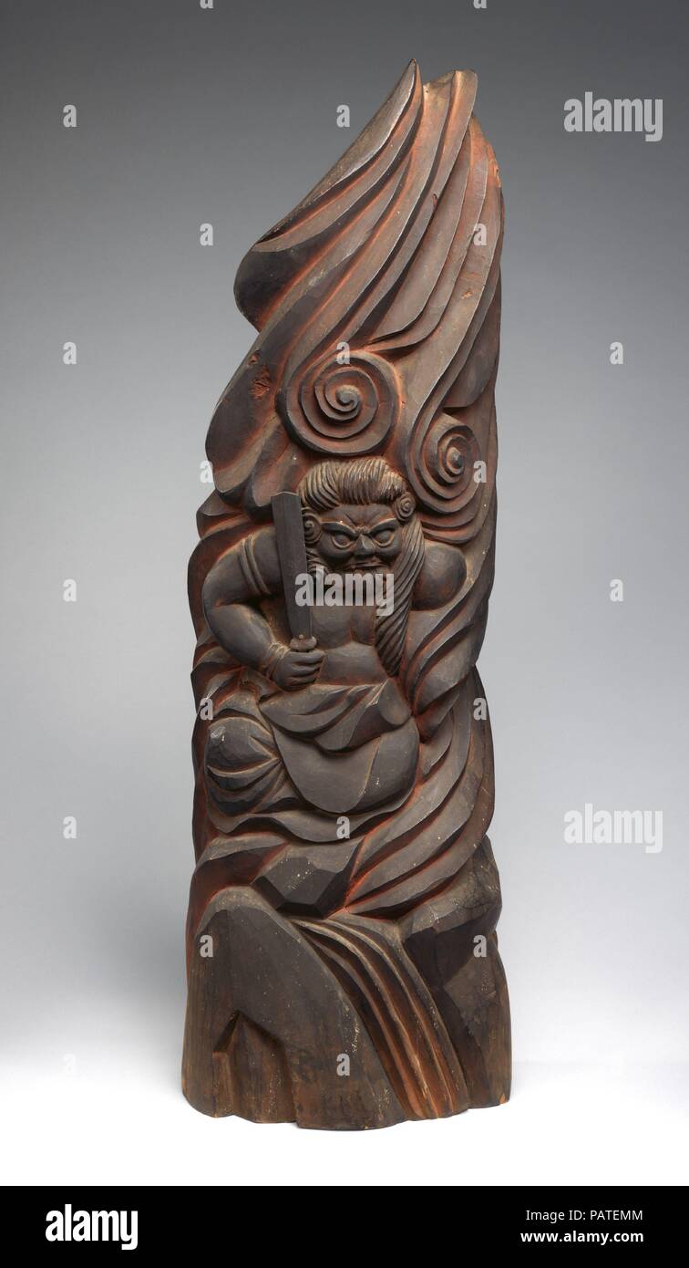 Fudo Myoo. Artista: Mokujiki Shonin (giapponese, 1718-1810). Cultura: il Giappone. Dimensioni: H. 35 7/16 in. (90 cm); W. 14 9/16 in. (37 cm); D. 9 13/16 in. (25 cm). Data: 1805. Le statue dei buddisti divinità protettiva Fudo Myoo, la "saggezza immobile re, sono una veduta familiare a templi in Giappone. In contrasto a meticolosamente opere scolpite da professionisti, questo tipo di sommariamente sbozzati la scultura è la creazione di un dilettante monaco-scultore. Mokujiki era motivato dall entusiasmo religioso a fare migliaia di statue di divinità Buddiste e popolare gli dèi di buona fortuna. Mokujiki le sculture erano redi Foto Stock