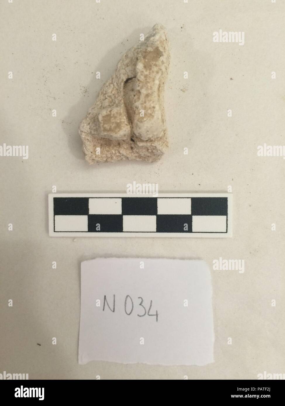 Frammento. Dimensioni: L 3.5 cm x W 2,5 x H 2. Data: probabilmente 8al XII secolo. Museo: Metropolitan Museum of Art di New York, Stati Uniti d'America. Foto Stock